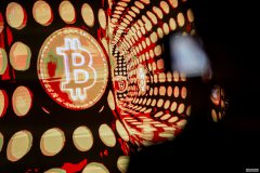 <strong>比特币价格暴跌至 8 万美元以下，加密货</strong>